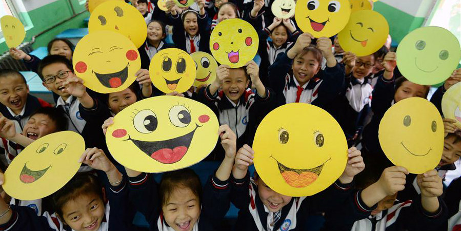 Crianças chinesas comemoram Dia Mundial do Sorriso