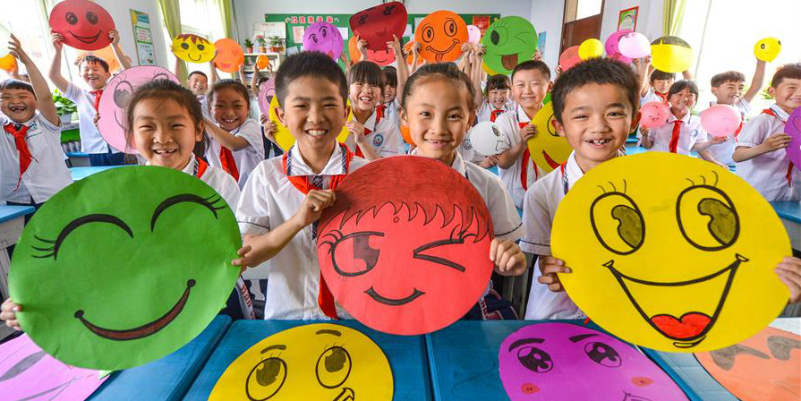Estudantes chineses comemoram Dia Mundial do Sorriso