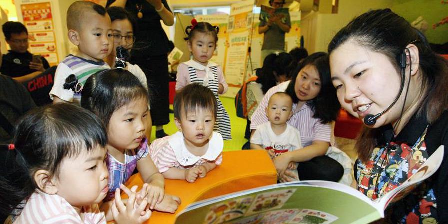 Pais e filhos participam de evento de leitura de livros ilustrados em Beijing