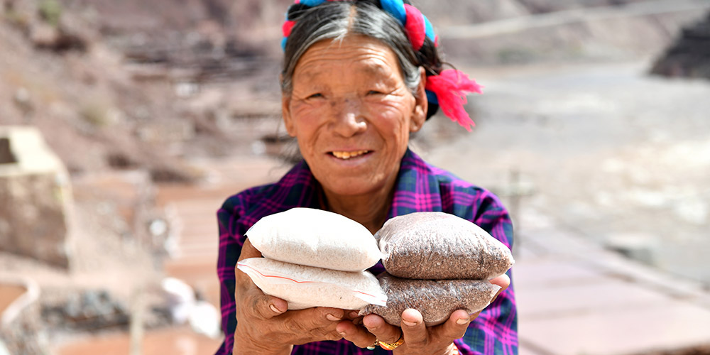 Técnica antiga de produção de sal bem preservada no distrito de Mangkam, Tibet, sudoeste da China