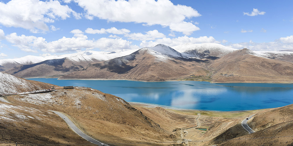 Cenário do lago Yamzbog Yumco no Tibet, sudoeste da China