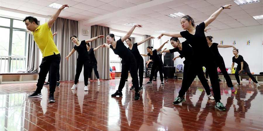 Grupo de dança composto por pessoas com deficiência auditiva em Shanghai