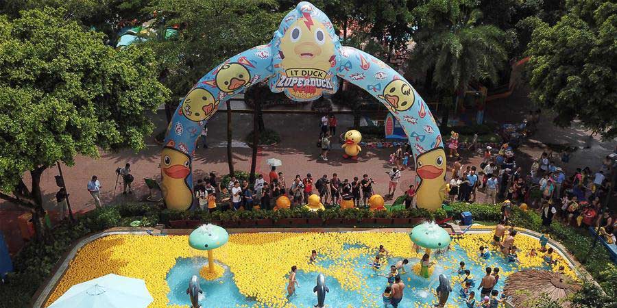 Fotos: visitantes se divertem em parque aquático de Guangzhou