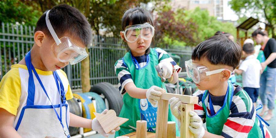 Crianças chinesas comemoram com atividades o Dia Internacional da Criança