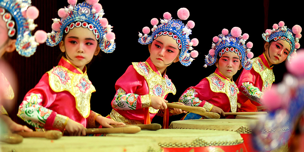 Ópera tradicional chinesa é apresentada para celebrar o próximo Dia Internacional das Crianças