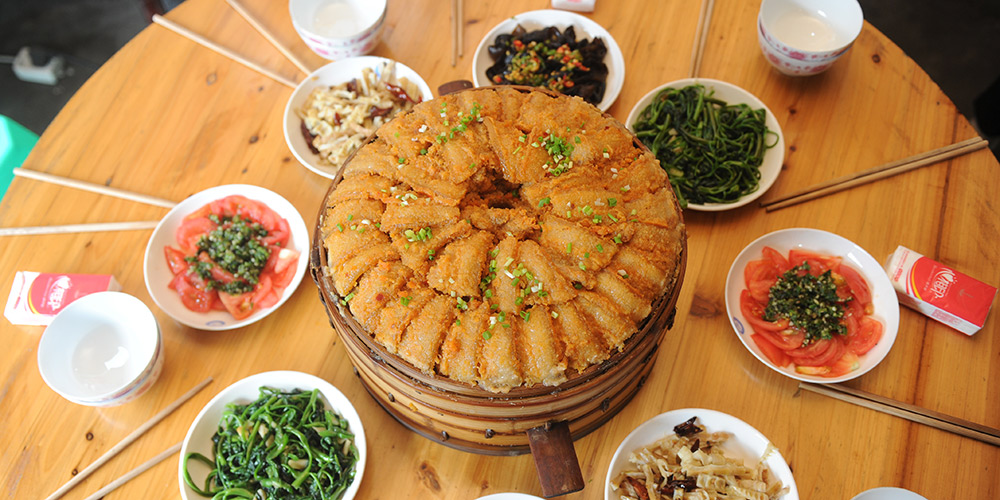 Longzha: prato regional popular em Chishui, província de Guizhou