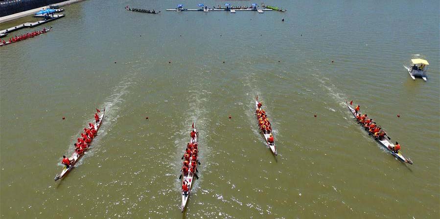 Pessoas participam de corrida de barcos-dragão em Hainan, sul da China