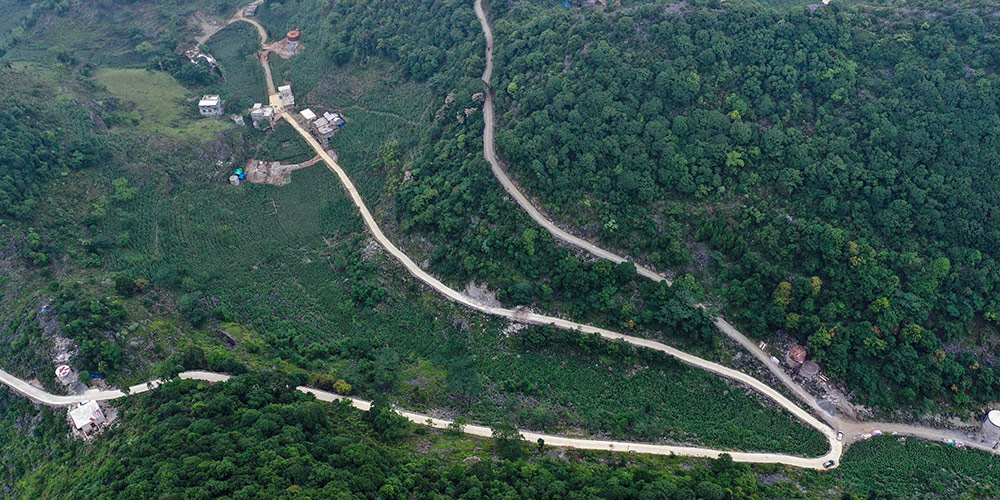 Paisagem de estrada sinuosa em Guangxi
