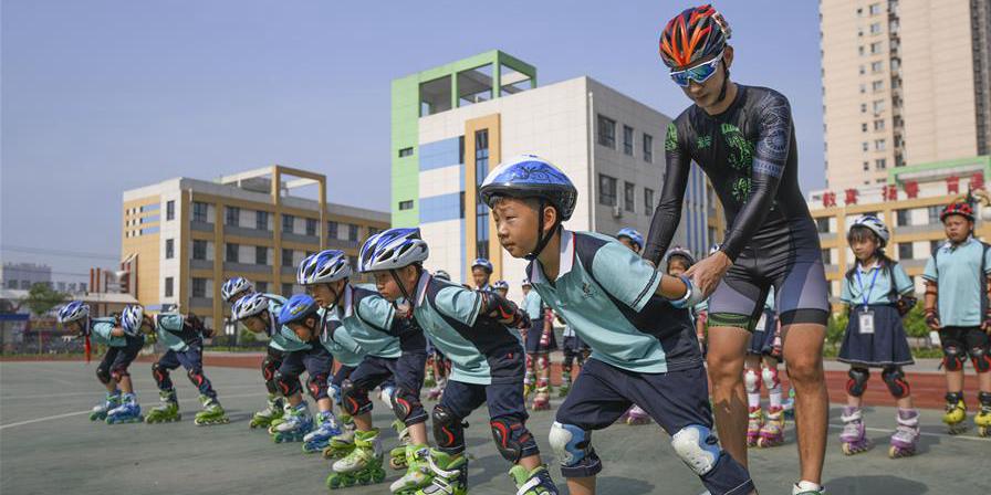 Escola primária em Hebei introduz patinação sobre rodas como atividade comunitária para estudantes