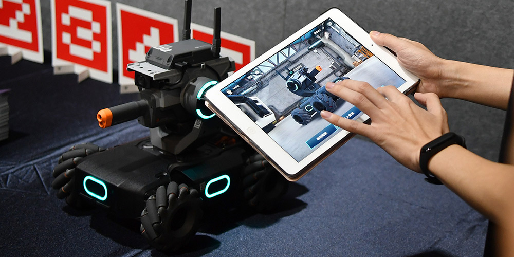Empresa chinesa DJI, maior fabricante de drones do mundo, lança primeiro robô com foco na educação em Beijing