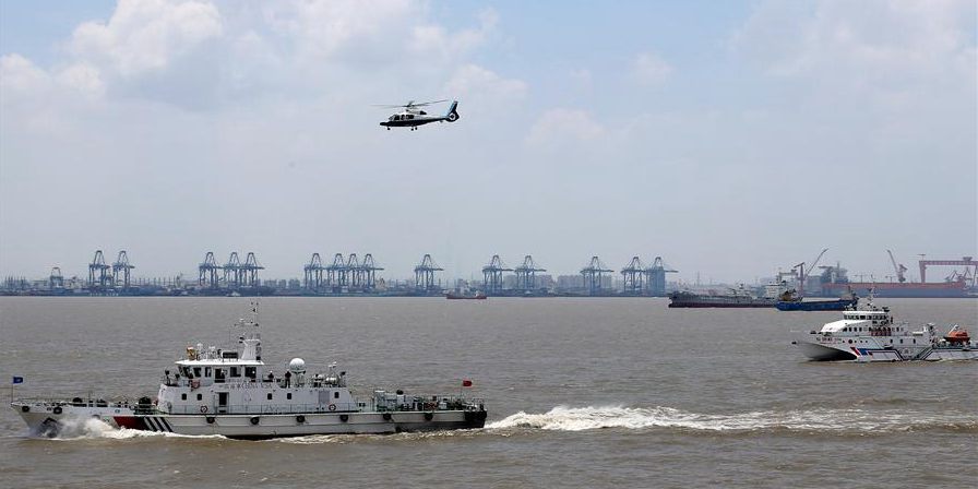 Exercício de resgate de emergência realizado perto do porto de Wusongkou em Shanghai