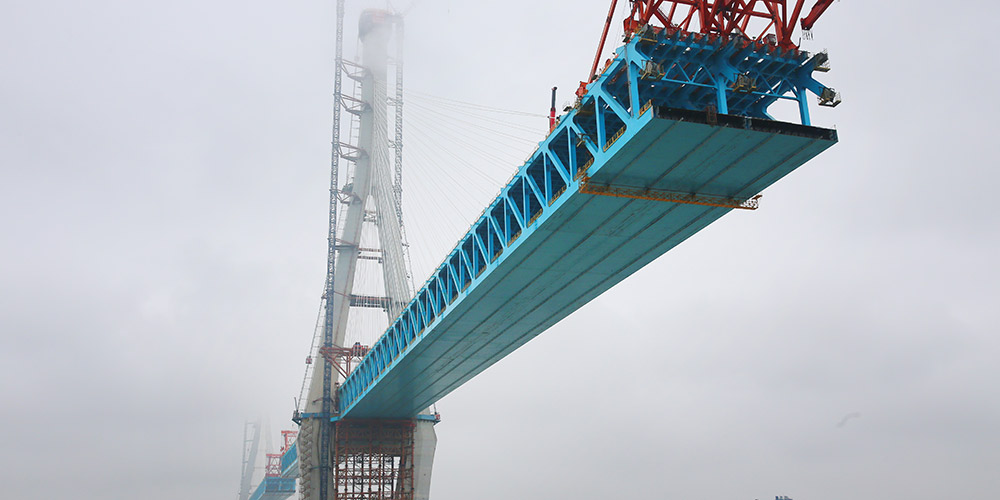 Torre principal sul da maior ponte estaiada ferroviária e rodoviária do mundo é concluída