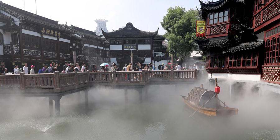 Jardim Yuyuan de Shanghai abre seu sistema de pulverização de água para esfriar turistas