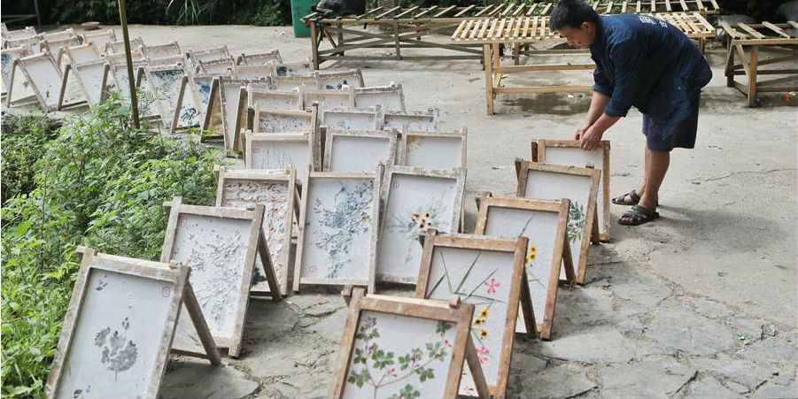 Fabricação de papel tradicional aliada à inovação cultural em aldeia de Guizhou