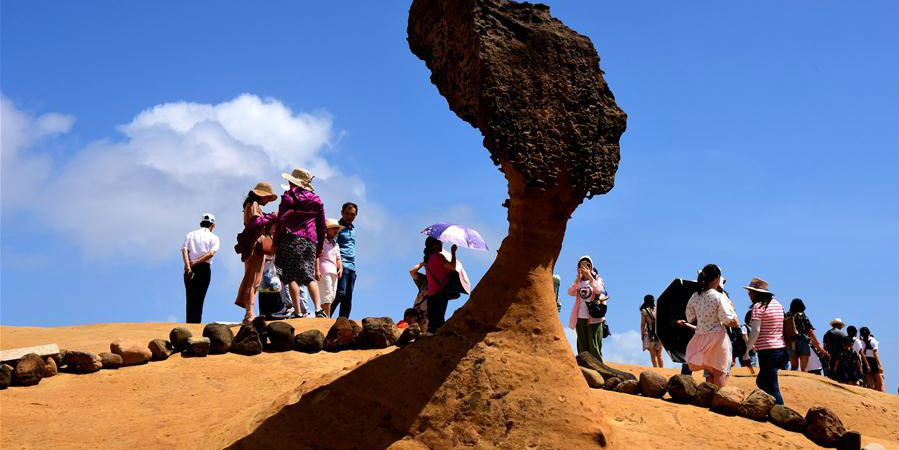 Turistas visitam Geoparque Yehliu em Taiwan, sudeste da China