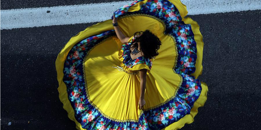 Bailarinas ciganas se apresentam na Avenida Paulista no Brasil