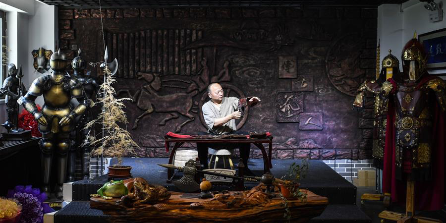 Artesão dedica-se a produção artística e cultural por meio da criação de artesanatos em Jilin, nordeste da China