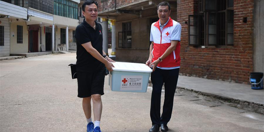 Pacotes de socorro destribuídos a vítimas de desastre na província chinesa de Hunan