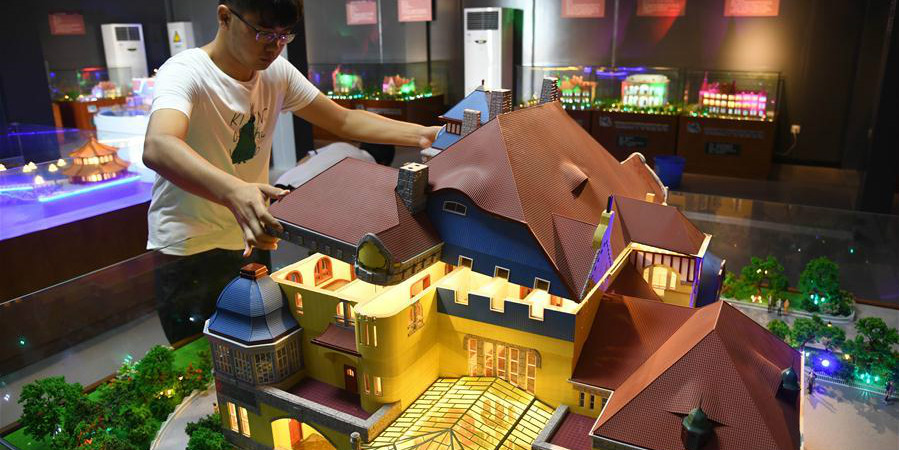 Visitantes encantam com versões miniatura de construções antigas em Qingdao