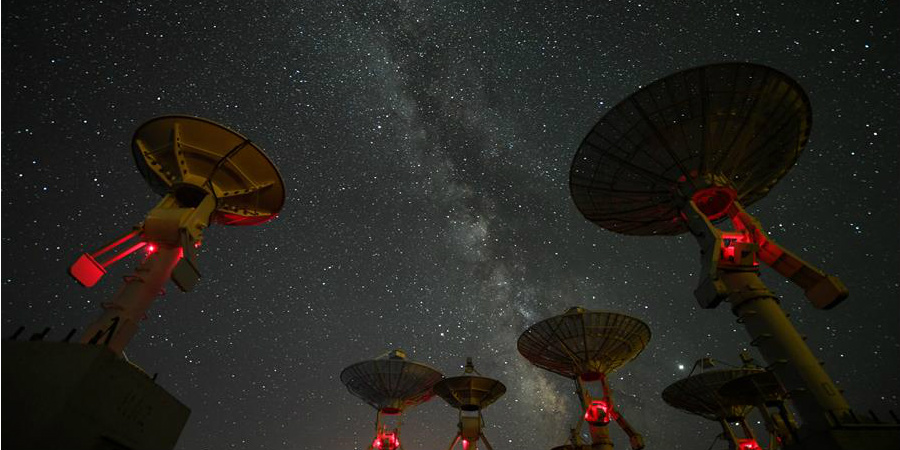 Noite estrelada sobre estação de observação de Ming'antu do Observatório Astronômico Nacional na Mongólia Interior, norte da China