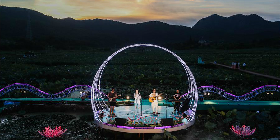 Verão é celebrado com concerto noturno ao ar livre em Zhengjiang, leste da China
