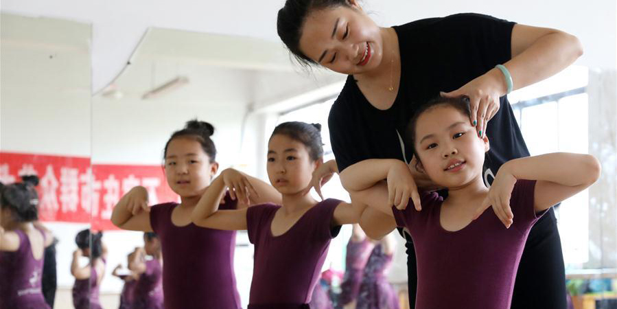 Crianças participam de aula de dança durante férias de verão em Hebei