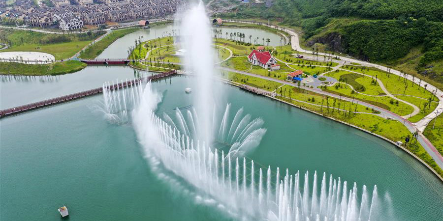 Galeria: pessoas se divertem na área cênica do lago Nantian em Chongqing