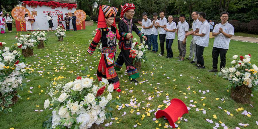 Casais participam de cerimônia de casamento em grupo em Kunming, sudoeste da China