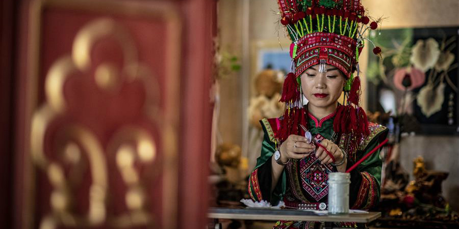 Cooperativa especializada em arte de penas em Yunnan aumenta a renda dos moradores locais