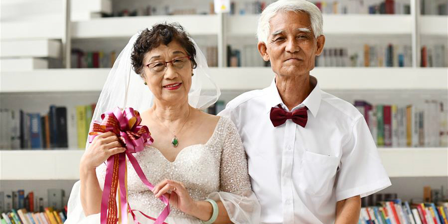 Casais de idosos de Tianjin tiram fotos de casamento em comemoração ao Dia dos Namorados chinês