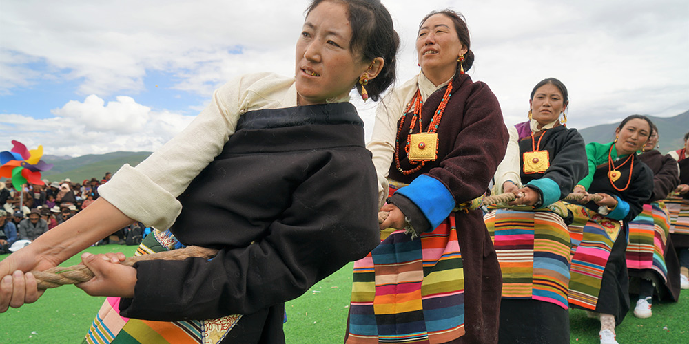 Pastoras tibetanas participam de jogos tradicionais