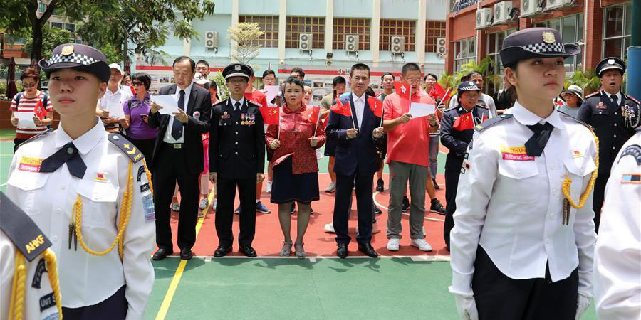 Associação de guardas de bandeira de Hong Kong tem cerimônia de hasteamento da bandeira em escola secundária