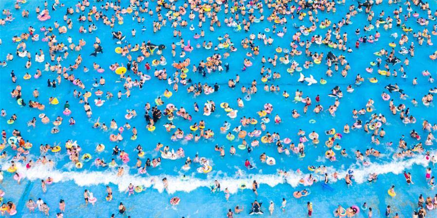 Turistas se divertem no parque aquático em Nanjing, leste da China