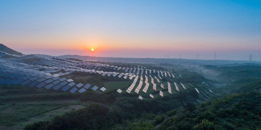 Fotos áereas das estações de energia fotovoltaica na montanha de Hutou no distrito de Neiqiu, província de Hebei, norte da China
