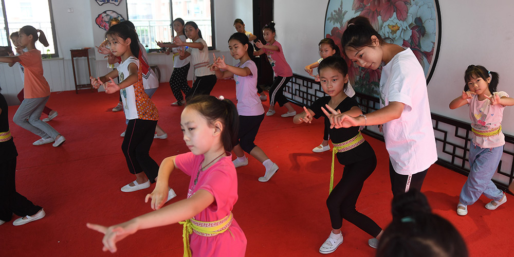 Escola ensina Ópera de Kunqu a estudantes para preservar a herança cultural