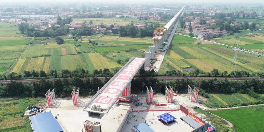 Ponte ferroviária de 6.500 toneladas é girada com sucesso em Hubei, centro da China
