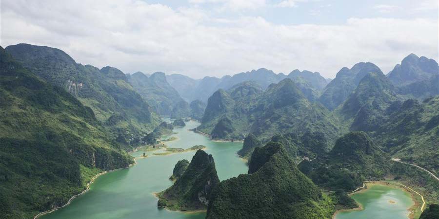Paisagem do lago Haokun na cidade de Baise em Guangxi, sul da China