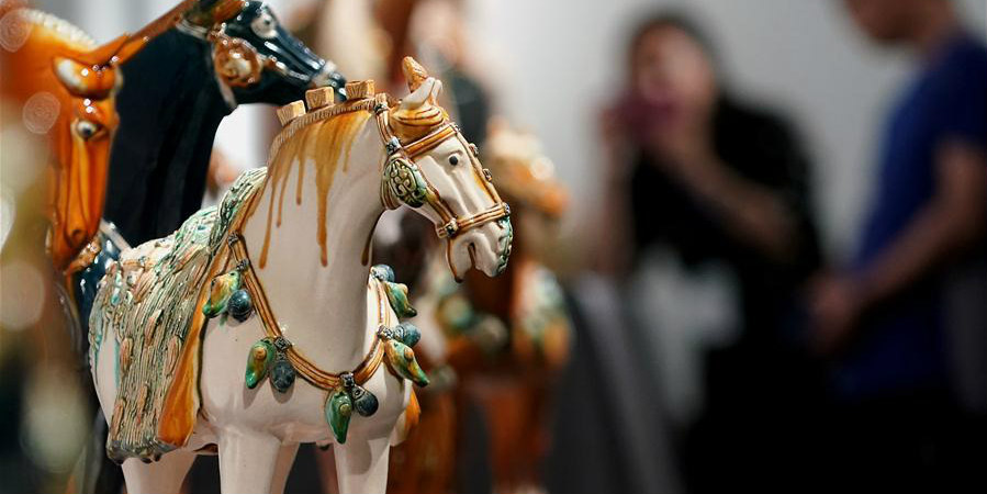Exposição de obras de arte de cerâmica vidrada tricolor de Luoyang é realizada em Henan