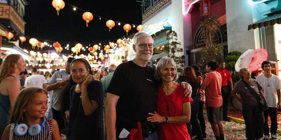 Pessoas celebram o Festival da Lua na Chinatown de Los Angeles