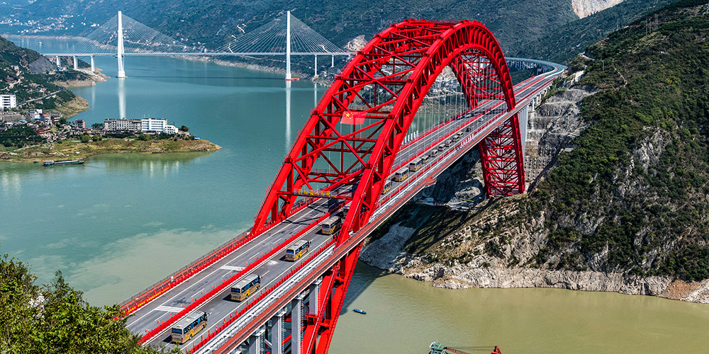Ponte do rio Yangtzé de Zigui é aberta ao tráfego na China