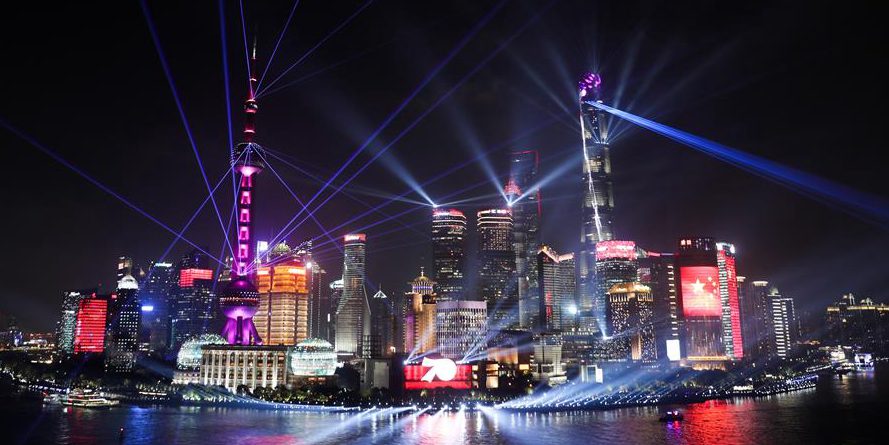 Vista noturna de Shanghai na véspera do Dia Nacional da China