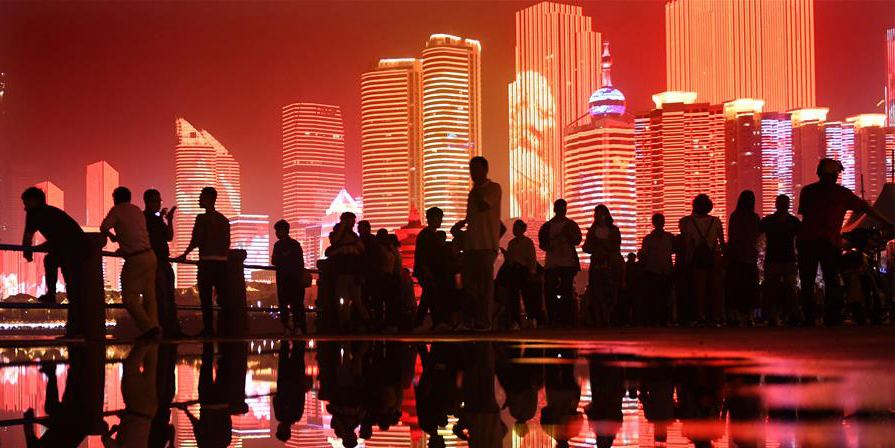 Show de luzes em comemoração ao 70º aniversário de fundação da RPC em Qingdao