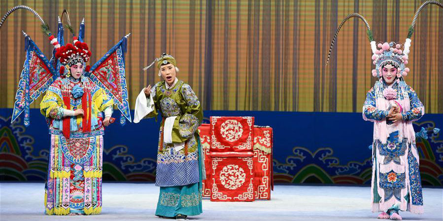 Ópera de Beijing é apresentada em Urumqi, Xinjiang, noroeste da China