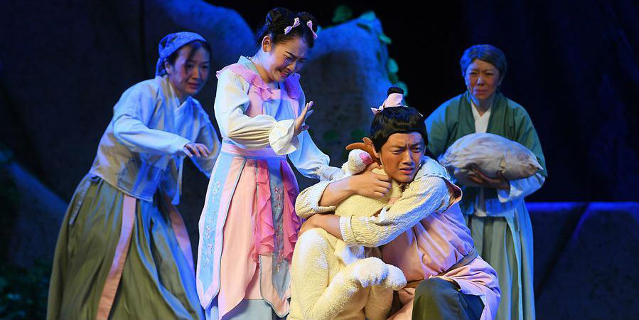 Peça de teatro infantil "Yugong remove montanhas" é encenada em Nanchang