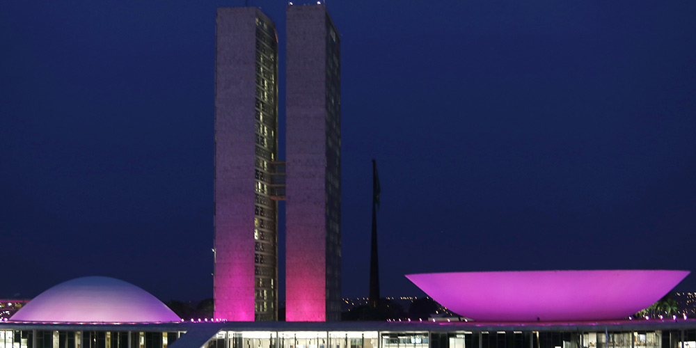 Congresso Nacional é iluminado de rosa em outubro pela conscientização sobre câncer de mama