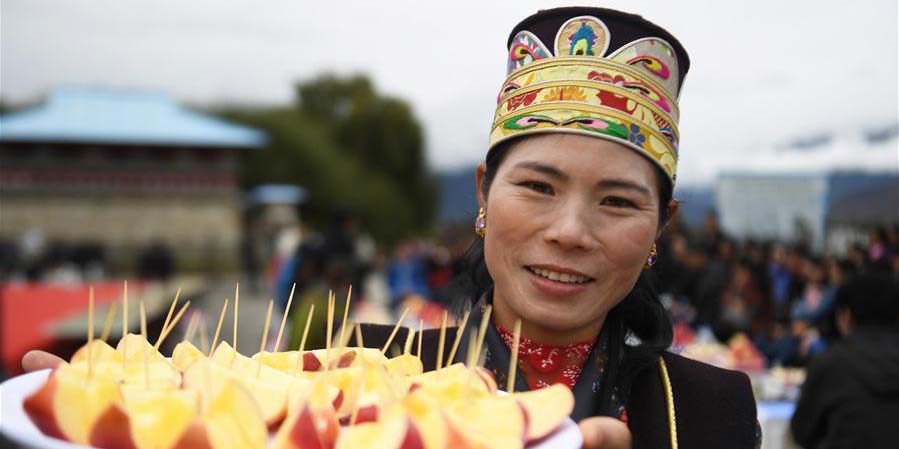 Sessão de treinamento sobre negócio de maçãs realizada em aldeia do Tibet, sudoeste da China