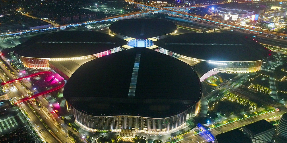 Vista noturna da 2ª Exposição Internacional de Importação da China (CIIE) em Shanghai