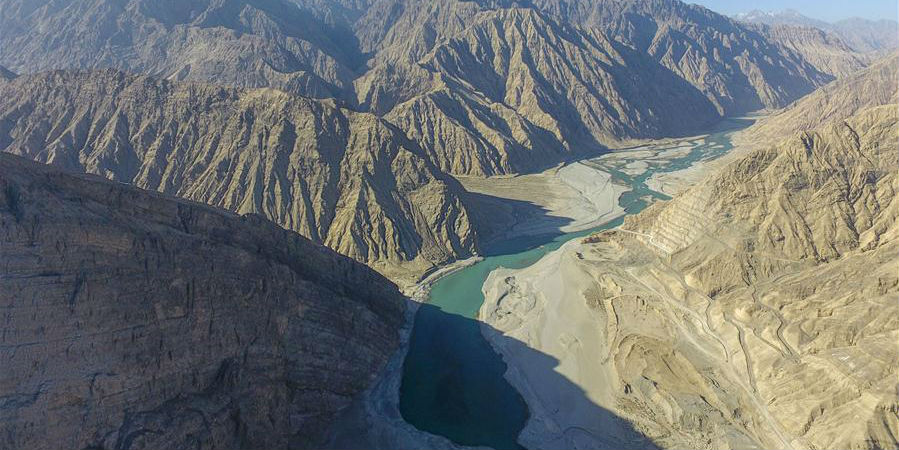 Barragem hidrelétrica do projeto de conservação da água de Aratax começa captação da água do rio Yarkant em Xinjiang