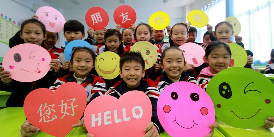 Escola em Hebei realiza atividades no Dia Mundial do Olá
