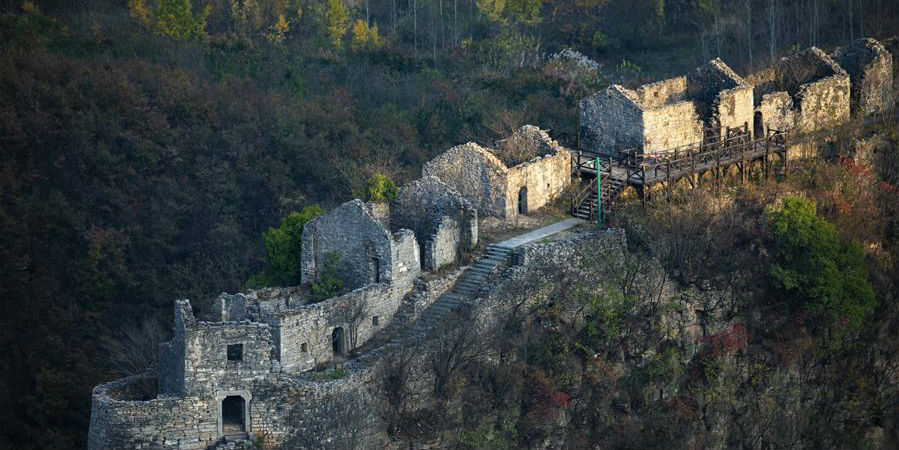 Vista dos ruína da aldeia de Chunqiu em Hubei